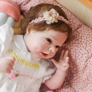 Le bébé reborn fille Amanda a la bouche entreouverte.