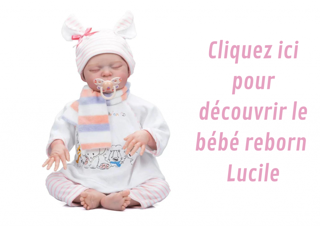 Le poupon reborn Lucile a un bonnet aux grandes oreilles.